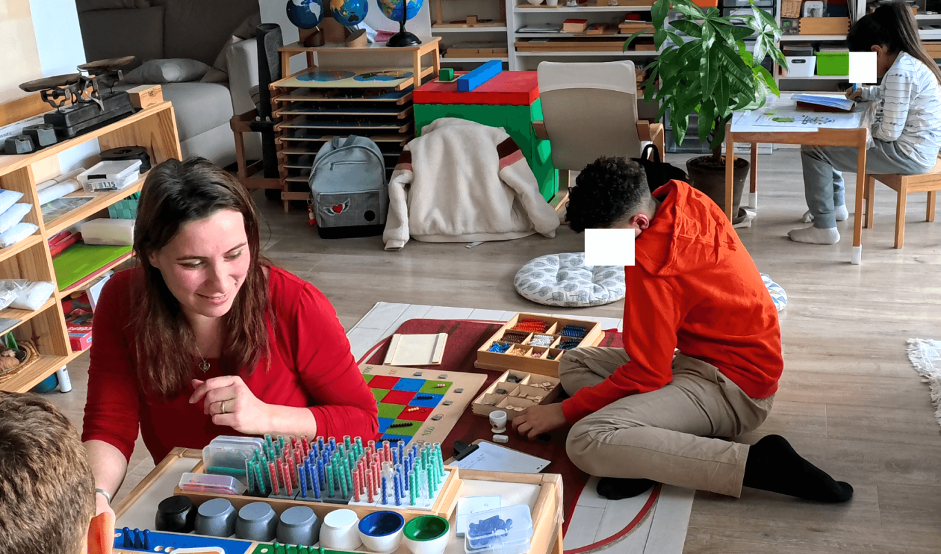 Travail individuel des divisions et multiplications Enfants travaillant avec le matériel de mathématiques Montessori