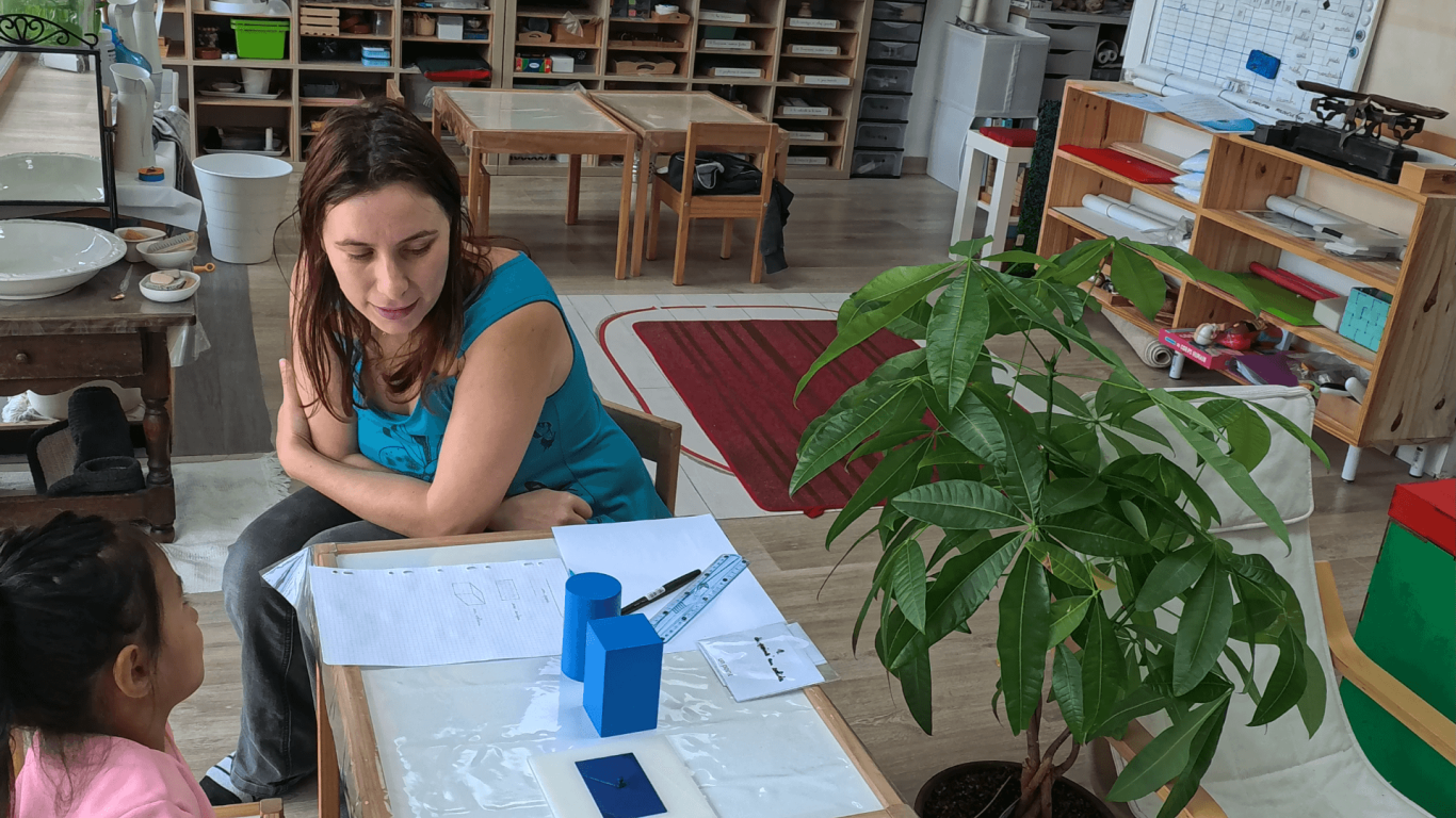 Présentation individuelle Montessori Éducatrice présentant le matériel de géométrie sensorielle Montessori