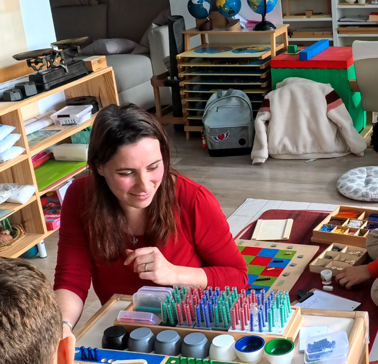 Atelier de mathématiques Montessori à Saint-Quentin-Fallavier – Division et multiplication concrètes | Les Apprentis Montessori