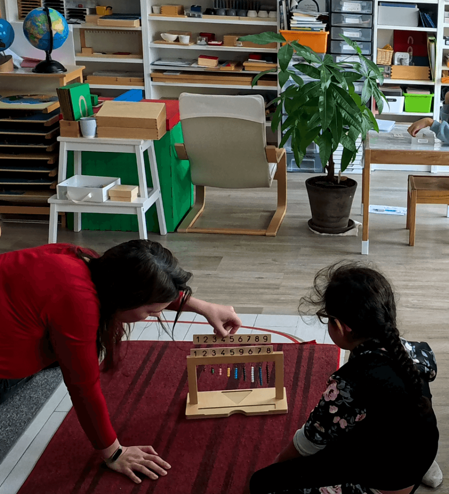 Apprentissage de la numération avec les perles Montessori – Les Apprentis Montessori à Saint-Quentin-Fallavier Atelier de numération Montessori – découverte des quantités avec les perles suspendues | Les Apprentis Montessori
