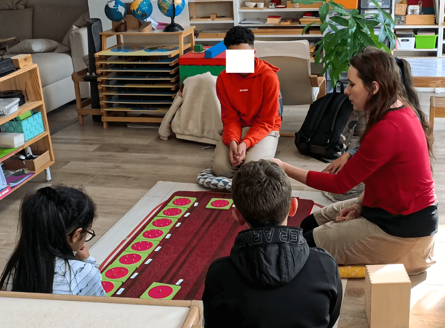 Apprentissage des fractions avec le matériel Montessori – Les Apprentis Montessori à Saint-Quentin-Fallavier Atelier de fractions Montessori – manipulation des disques pour comprendre les parts d’un tout | Les Apprentis Montessori