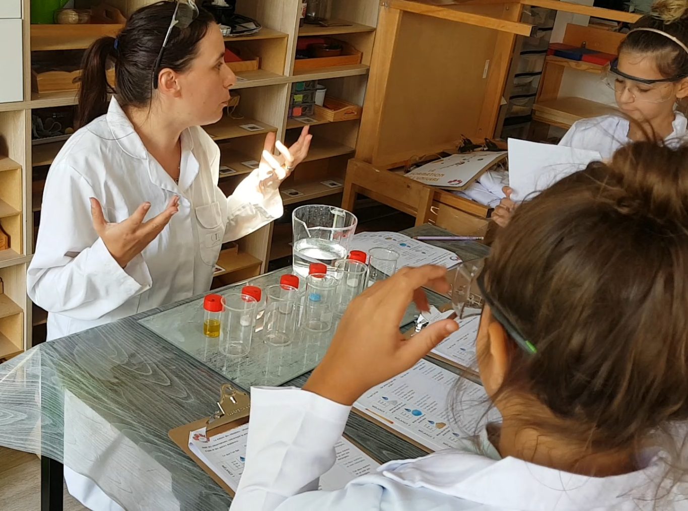Atelier de sciences Montessori Expérience scientifique en classe Montessori
